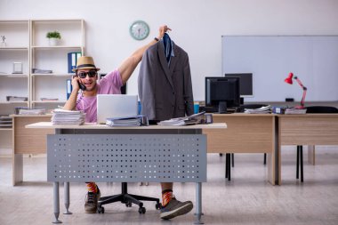 Genç erkek çalışanımız geziye hazırlanıyor.