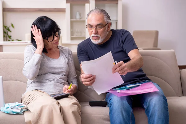 Gamla par diskuterar familjens ekonomi — Stockfoto