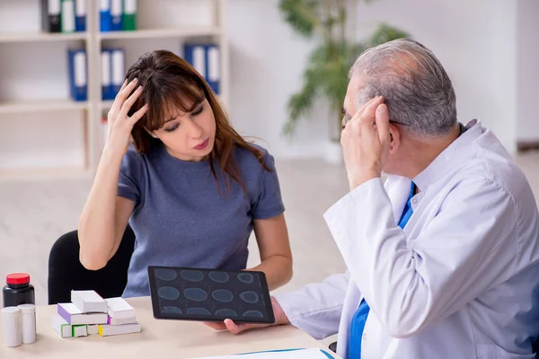 Jonge vrouw bezoekt oude dokter radioloog — Stockfoto