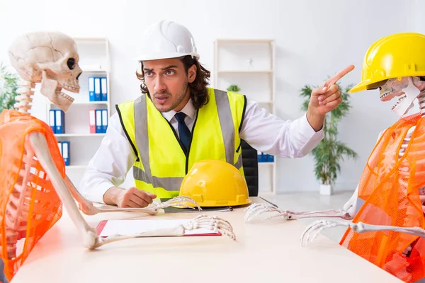 Engraçado reunião de negócios de construção com chefe e esqueletos — Fotografia de Stock