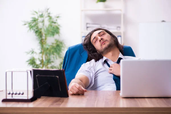 Drogenabhängige männliche Angestellte arbeitet im Büro — Stockfoto