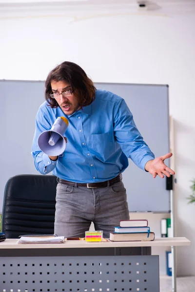 Jovem professor na sala de aula — Fotografia de Stock