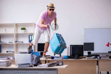 Genç erkek çalışanımız geziye hazırlanıyor.