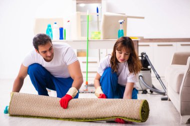 Genç çift evde ev işi yapıyor.