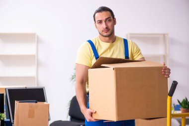 Genç erkek müteahhit taşınma konseptinde