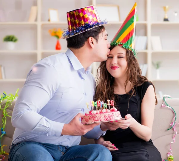 Pareja joven celebrando cumpleaños con pastel —  Fotos de Stock