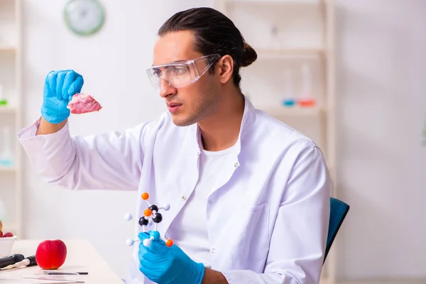 Jonge mannelijke voedingsdeskundige die voedingsproducten in het lab test — Stockfoto