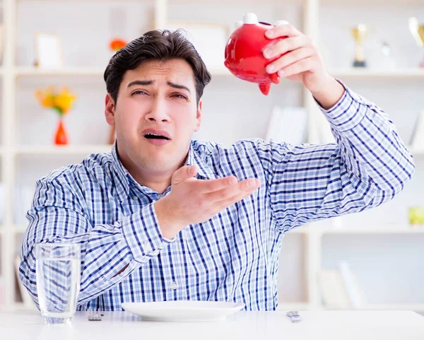 Man zonder geld in restaurant en spaargeld van pi — Stockfoto