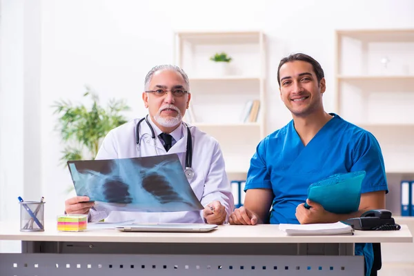 Twee mannelijke artsen die in de kliniek werken — Stockfoto