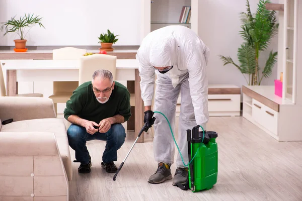 Genç erkek dezenfektan ve yaşlı adam içeride.