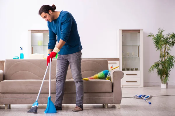 Joven marido haciendo tareas domésticas en casa — Foto de Stock