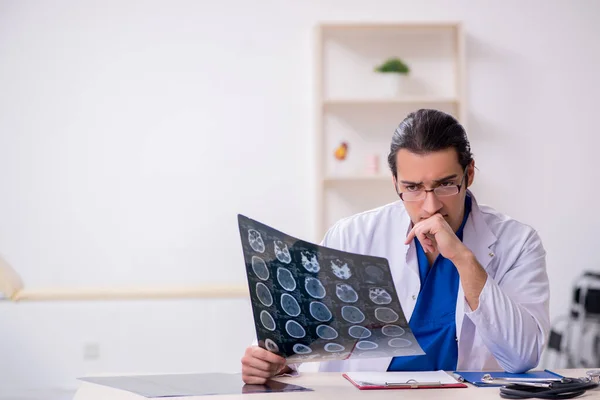 Giovane medico che lavora in ospedale — Foto Stock