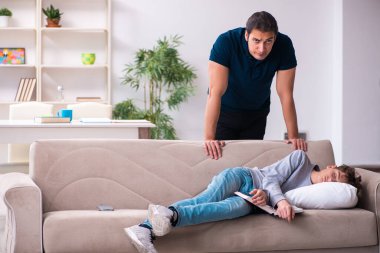 Baba ve oğul sınav hazırlığı konseptinde.