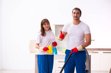 Genç çift evde ev işi yapıyor.