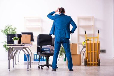 Hareket konseptinde genç bir erkek çalışan