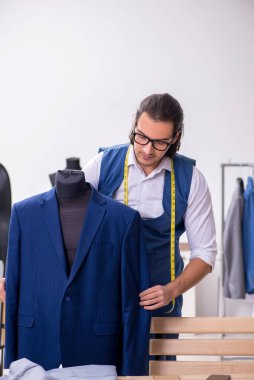 Atölyede çalışan genç bir terzi.