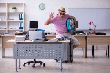 Genç erkek çalışanımız geziye hazırlanıyor.