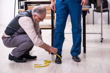 Genç işadamı yaşlı terziyi ziyaret ediyor.