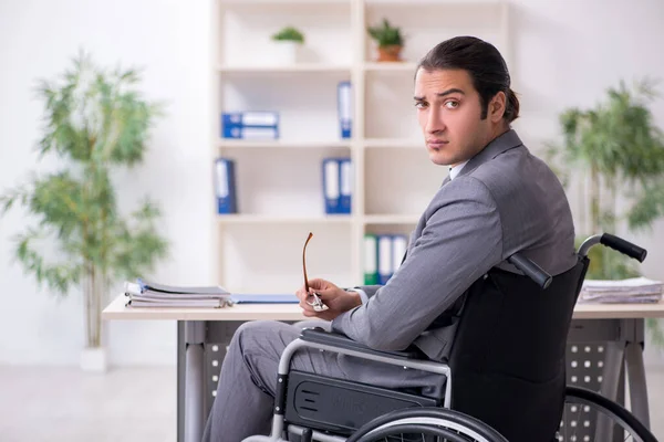 車椅子の若い男性従業員 — ストック写真