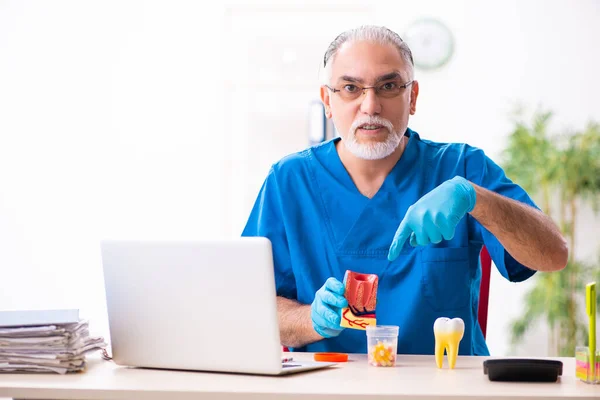 Homem velho médico farmacêutico que trabalha na clínica — Fotografia de Stock