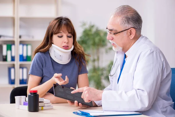 Giovane donna dopo l'incidente visitare il vecchio medico — Foto Stock