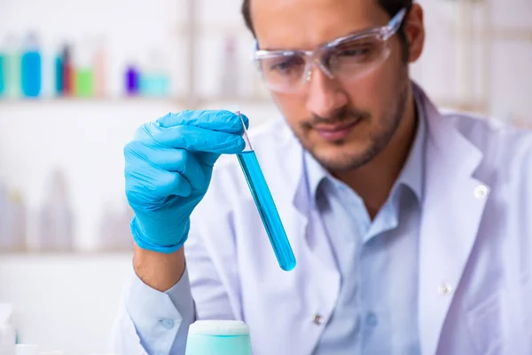 Jonge mannelijke chemicus werkzaam in het lab — Stockfoto