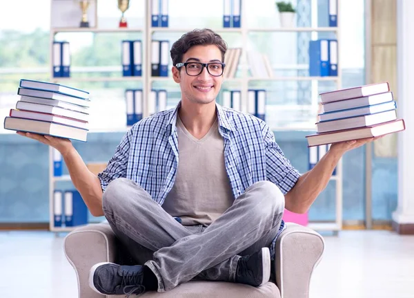Estudiante leyendo libros y preparándose para los exámenes en la biblioteca —  Fotos de Stock