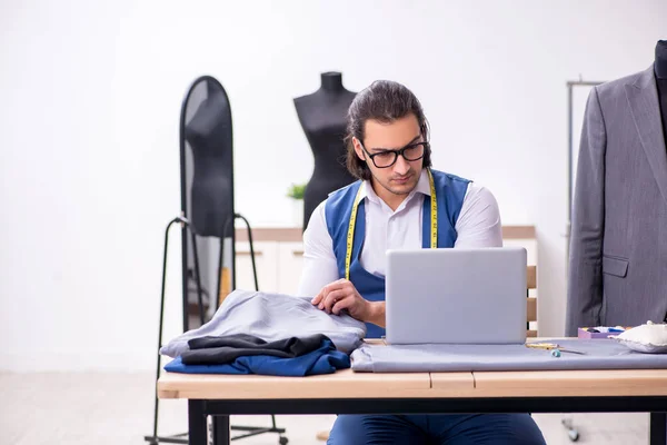 Junger Schneider bei der Arbeit in der Werkstatt — Stockfoto