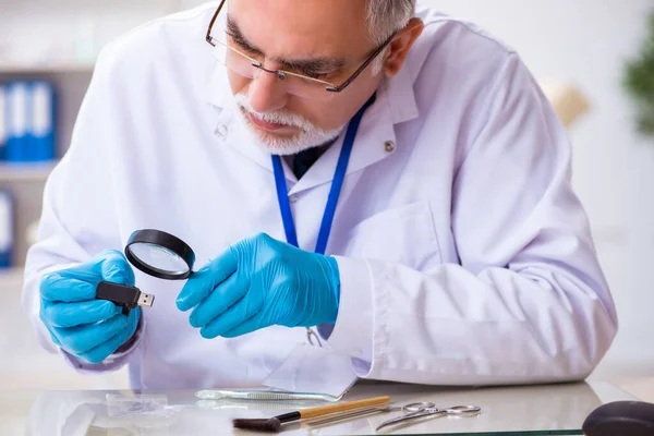 Homem velho criminologista especialista que trabalha no laboratório para provas — Fotografia de Stock