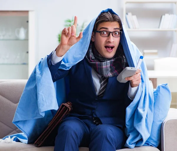 Çalışan işadamı grip olmuşken televizyon izliyor.