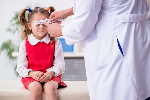 Kleines Mädchen besucht junge männliche Augenärztin — Stockfoto