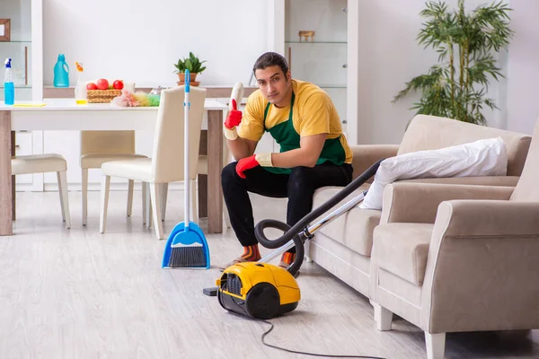 Joven contratista masculino limpiando la casa —  Fotos de Stock