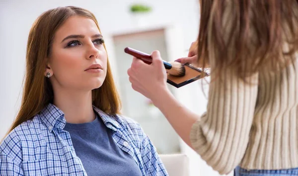 Mujer haciendo su maquillaje en el salón de belleza — Foto de Stock