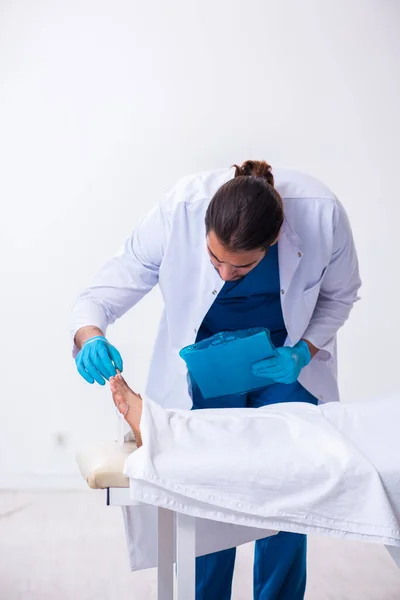 Un coroner de police examine un cadavre à la morgue — Photo