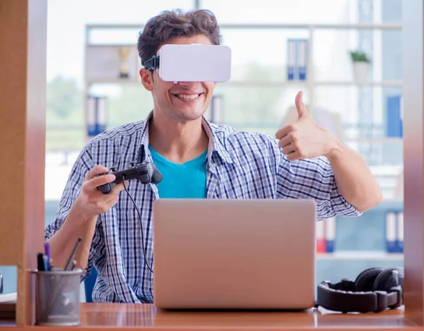 Jovem jogando jogo de computador com óculos de realidade virtual — Fotografia de Stock