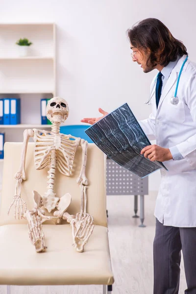 Сумасшедший врач осматривает мёртвого пациента — стоковое фото