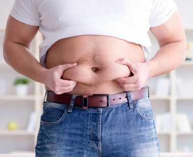 Diyet konseptinde şişman obez adam