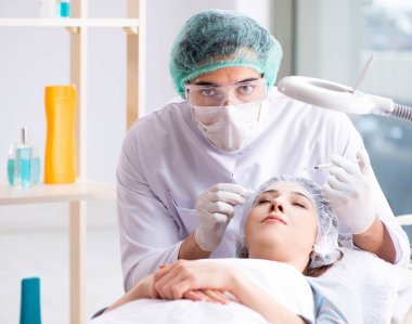 Estetik ameliyat için doktoru ziyaret eden kadın.