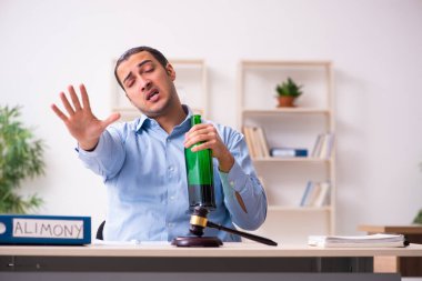 Boşanma konseptinde genç bir adam.