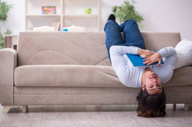 Evde sınava hazırlanan genç bir erkek öğrenci.