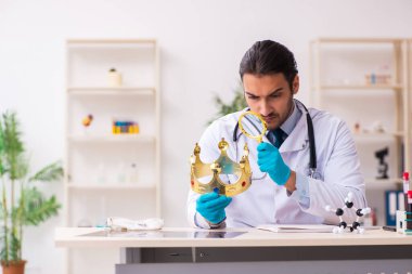 Coronavirus COVID-19 konseptinde çalışan doktor.