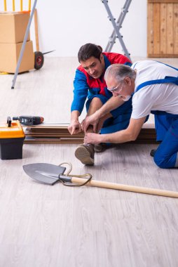 İki müteahhit ve yılan içeride.