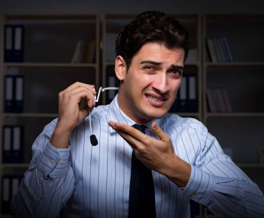 Gece vardiyasında yorgun ve bitkin bir yardımcı operatör.