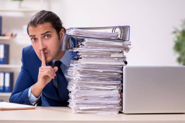 Genç bir erkek işçi aşırı işten memnun değil.