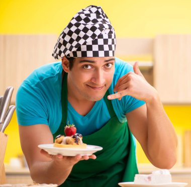 Adam evde pasta hazırlıyor.