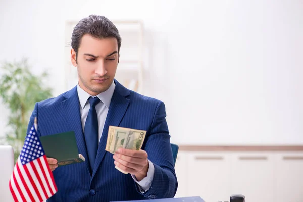 ABD elçiliğinde pasaport kontrolü yapan genç adam. — Stok fotoğraf