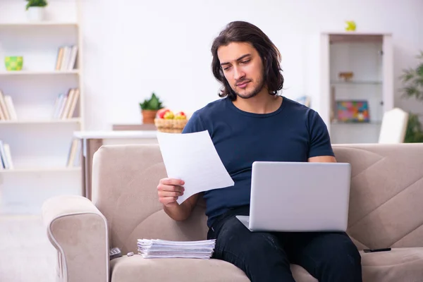 Joven empleado trabajando desde casa —  Fotos de Stock