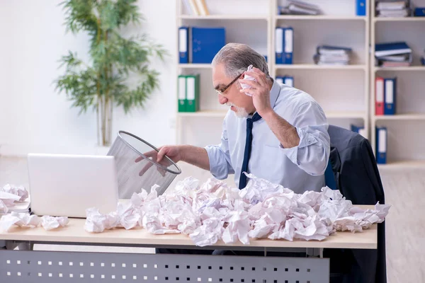 Viejo hombre de negocios rechazando nuevas ideas con muchos papeles —  Fotos de Stock