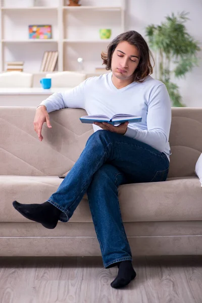 Joven estudiante masculino preparándose para los exámenes en casa — Foto de Stock