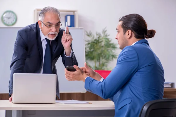 Yound y viejos empleados en concepto de presentación de negocios — Foto de Stock